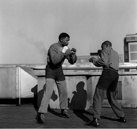  நெல்ஸன் மன்டேலா + அவர் நண்பர் ஜெர்ரி மலோய் - குத்துச் சண்டைப் பயிற்சி - 