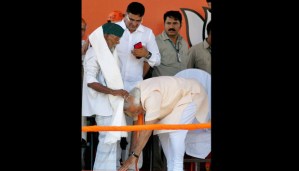 நிஸாமுத்தீன் அவர்களிடம் மோதி ஆசி பெற்றுக் கொள்ளும் காட்சி - புகைப்படப் பகிர்வு: ப்ரியங்கா ஸிங் அவர்களின் கீச்சல் தளம்