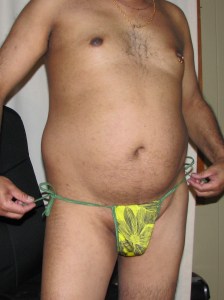 ஒரு கோவணக் கவர்ச்சிப் படம். விக்கிபீடியாவிலிருந்து. நான் இவனில்லை. எனக்குத் தொப்பையில்லை - புஜபல பராக்கிரமும் அதிகம். தொளதொளவென்று பரிதாபமாகத் தொங்கும் சதை எனக்குக் கிடையாது. மேலும் எனக்குப் பிடித்த கோவண ப்ரேண்ட் பூமர்!  நான் மைனர் செய்ன் அணிவதில்லை. நான் மேஜர். ஐ யாம் மேஜர் சுந்தர்ராஜன். மன்னிக்கவும்.